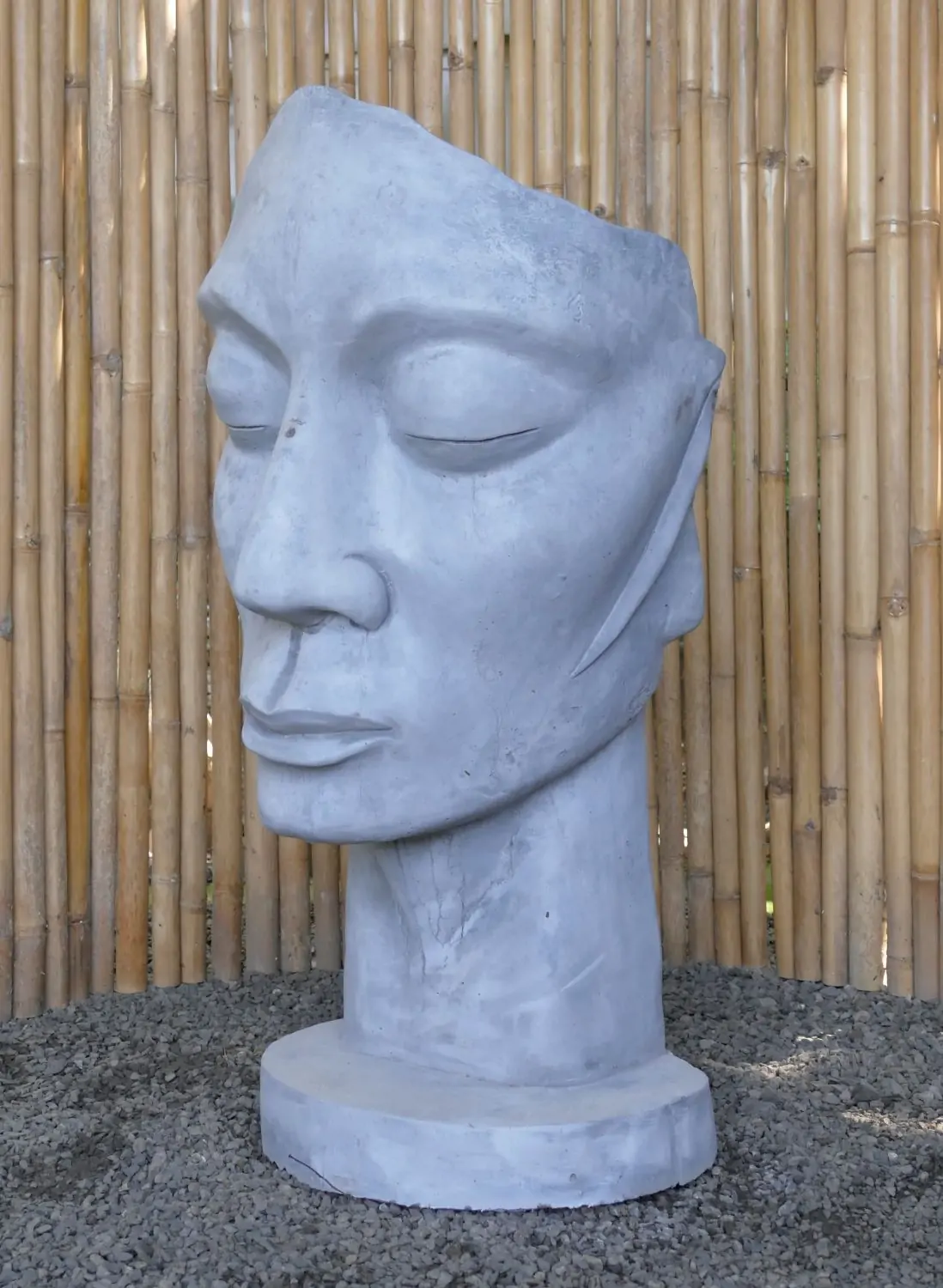Product image 8 of the product “Dilan - Face looking to the left, 120 cm H | cast stone ”